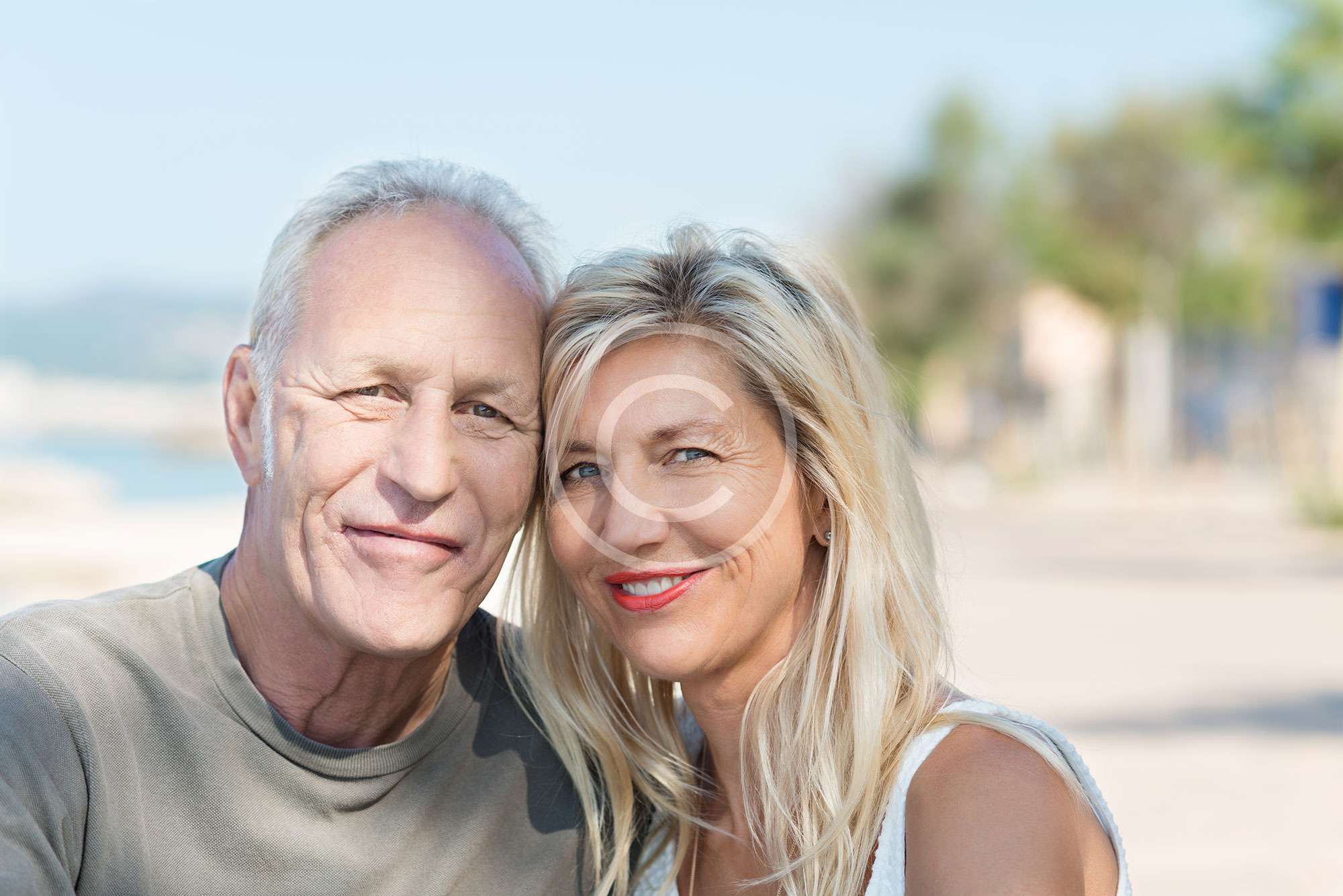 coppia di sposi senza stress sorride in fotocamera dopo terapia di coppia