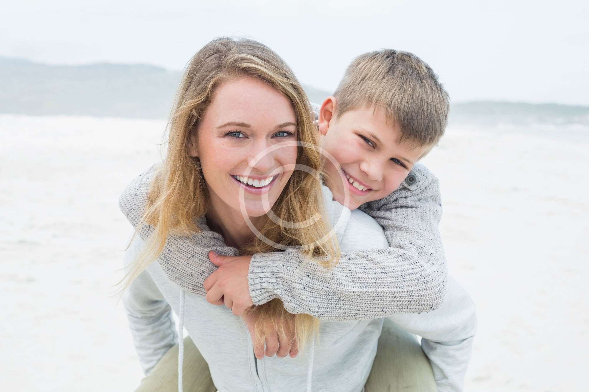 mamma e figlio si abbracciano e sorridono allegramente